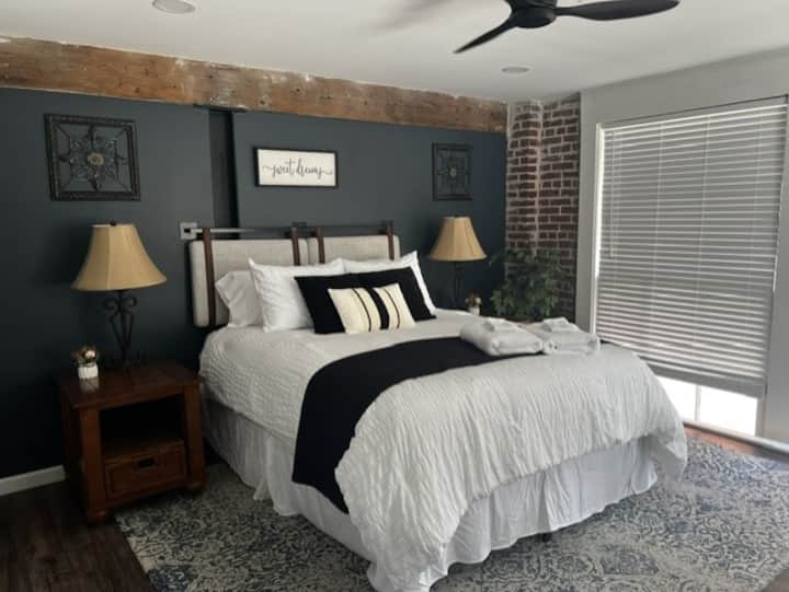 Queen bedroom in the Arch Views, Walk to Stadium apartment